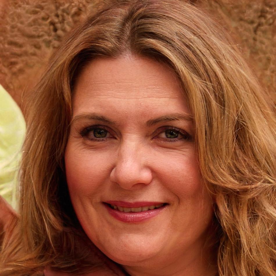 Portrait professionnel d'Inés Dubois, experte en éclairage photographique